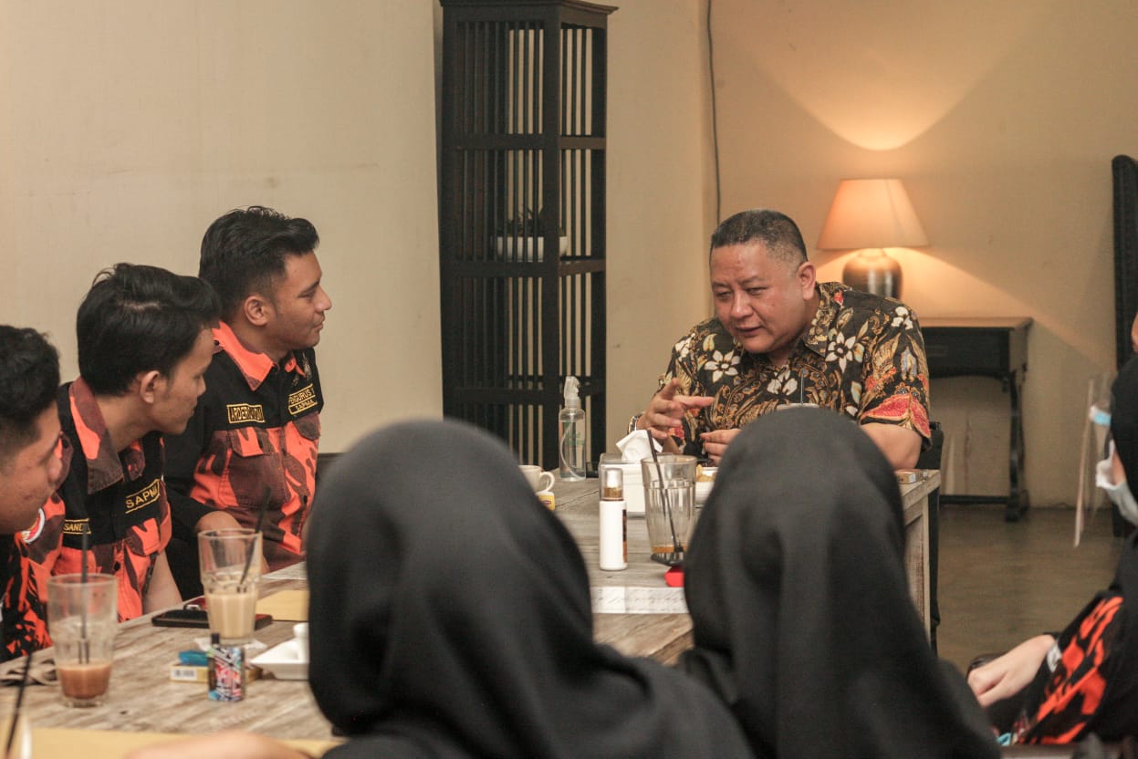 Wakil Walikota Surabaya Whisnu Sakti Buana ketika bertemu SAPMA Kota Surabaya. (Foto: Alief Sambogo/Ngopibareng.id)