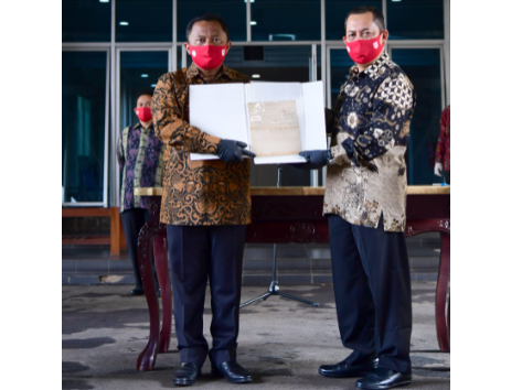 Deputi Bidang Administrasi dan Pengelolaan Istana Sekretariat Presiden, Rika Kiswardani, menyaksikan serah terima naskah asli proklamasi Kemerdekaan RI di Gedung O, ANRI, Jakarta Selatan. (Foto: Setpres)