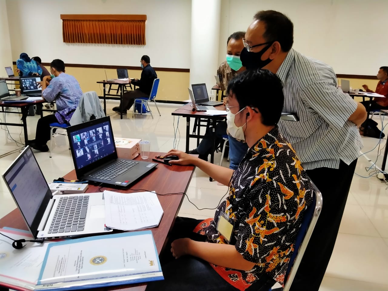 Rektor Unair, Prof Mohammad Nasih memantau pelaksanaan ujian mandiri secara online di Gedung ACC Unair, Surabaya, Minggu 16 Agustus 2020. (Foto: Fariz Yarbo/Ngopibareng.id)