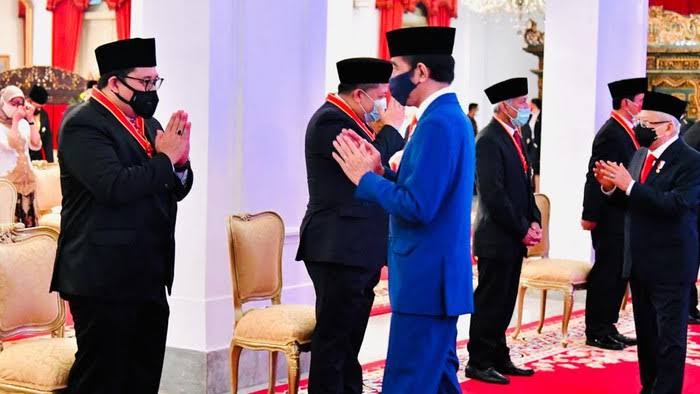 Presiden Jokowi memberi selamat kepada Fadli Zon dan Fahri Hamzah di Istana Merdeka. (Foto Biro Pers Setpres)