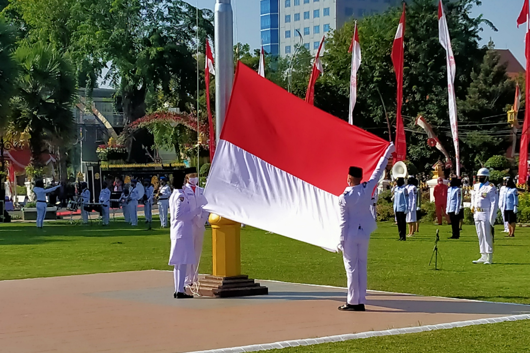 Prosesi upacara bendera di Gedung Negara Grahadi, Surabaya, Senin 17 Agustus 2020. (Foto: Fariz Yarbo/Ngopibareng.id)