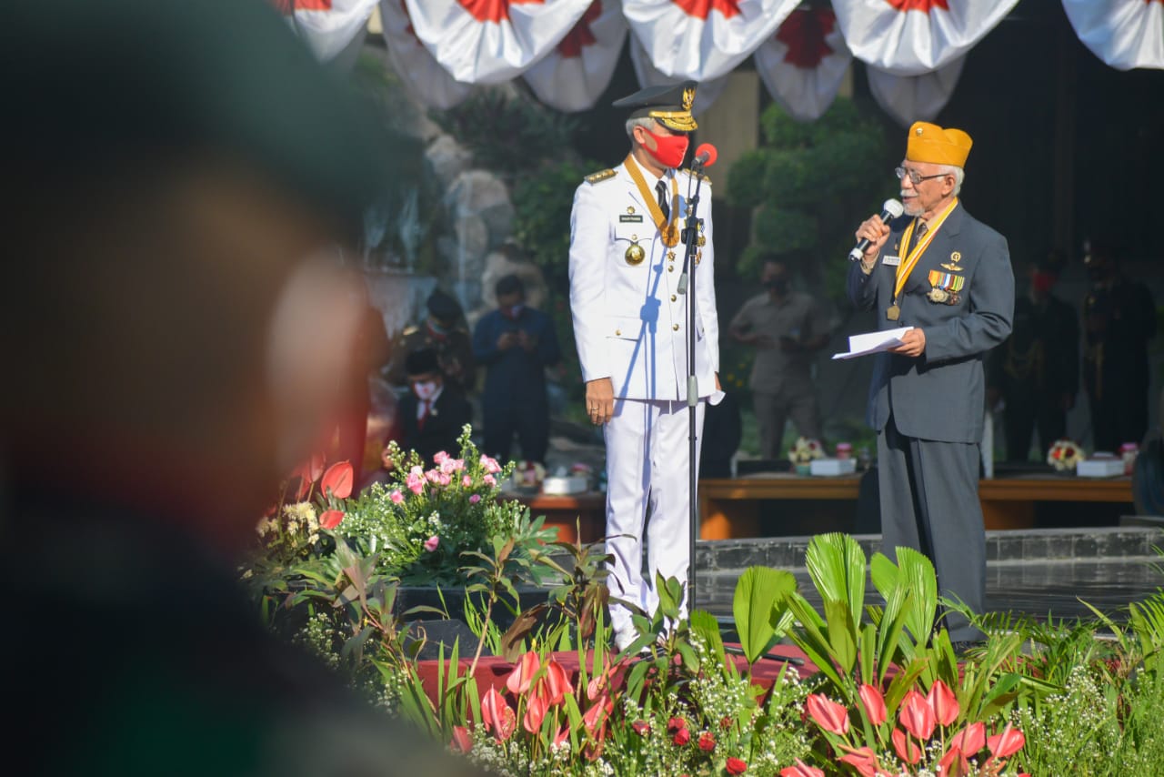 Ganjar Pranowo bersama senior veteran saat upacara HUT ke-75 RI. (Foto: Ist/Ngopibareng.id)