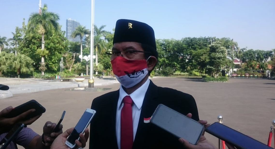 Ketua DPRD Kota Surabaya, Adi Sutarwijono, setelah mengahadiri upacara di Balai Kota (Andhi Dwi/Ngopibareng.id)
