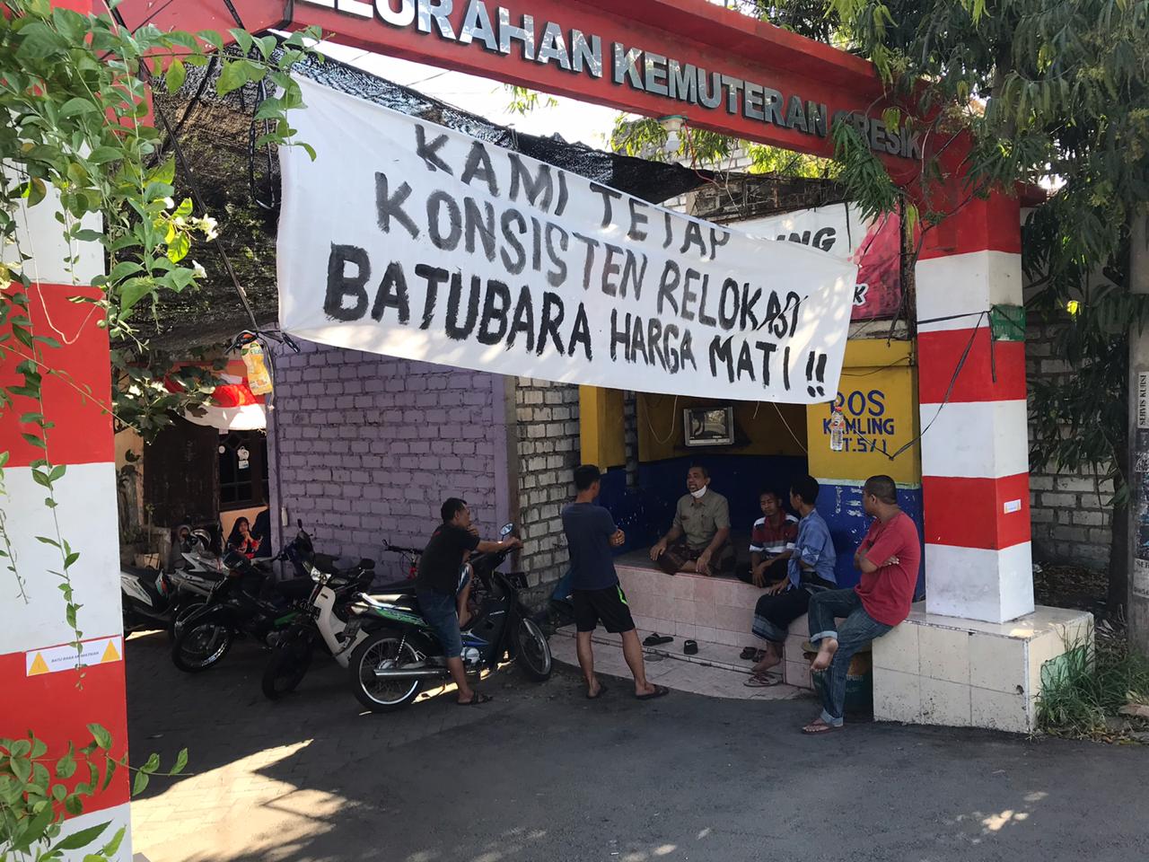 Tampak spanduk berisi penolakan warga terhadap aktivitas bongkar muat batubara PT Gresik Jasatama (GJT). (Foto: Azharil Farich/Ngopibareng.id)