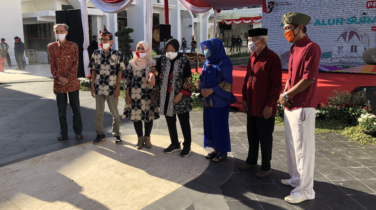Walikota Surabaya, Tri Rismaharini, berfoto dengan seniman Surabaya, usai resmikan Alun-alun Suroboyo, Senin 17 Agustus 2020. (Foto: Andhi Dwi/Ngopibareng.id)