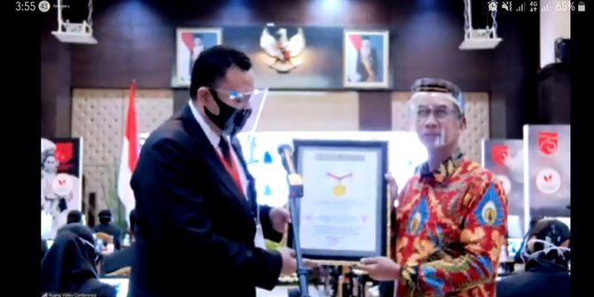 Perwakilan Museum Rekor Dunia Indonesia (MURI) menyerahkan penghargaan kepada Kepala Sekretariat Presiden (Kasetpres) Heru Budi Hartono. (Foto: Setpres)