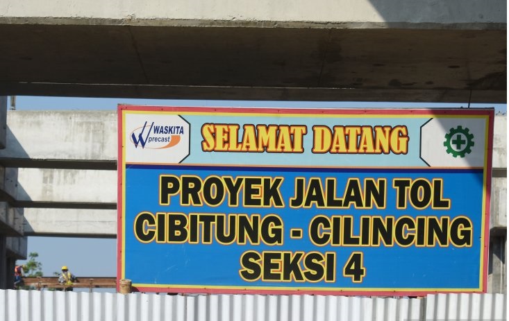 Jalan Tol Cibitung-Cilincing merupakan merupakan bagian dari Jalan Tol Jakarta Outer Ring Road (JORR) 2 yang dibangun oleh PT Waskita Karya.  Ruas jalan itu terdiri dari ruas tol seksi 1 hingga 4. Sementara kejadian ambruknya konstruksi itu berada di area pembangunan seksi 4. (Foto: Antara)
