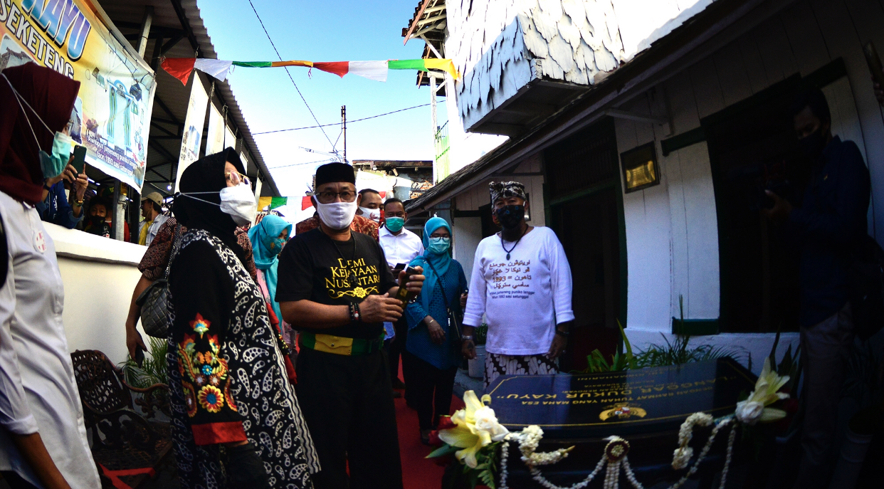 Walikota Surabaya, Tri Rismaharini, ketika meninjau lokasi rumah kelahiran Bung Karno di Kampung Peneleh Surabaya.(Foto: Dokumentasi Pemkot Surabaya)