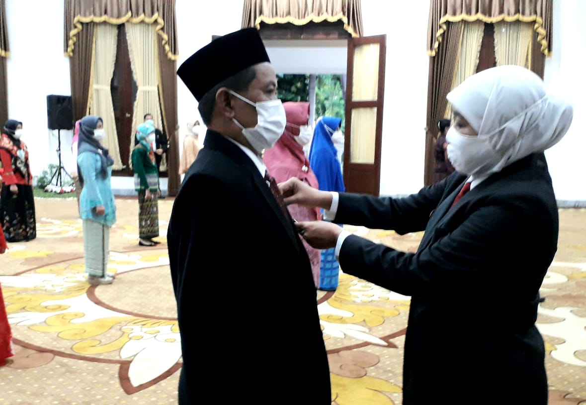 Gubernur Jawa Timur Khofifah Indar Parawansa, ketika memberikan penghargaan lencana ke ASN Pemprov jatim. (Foto: Aliwf Sambogo/ngopibareng.id)