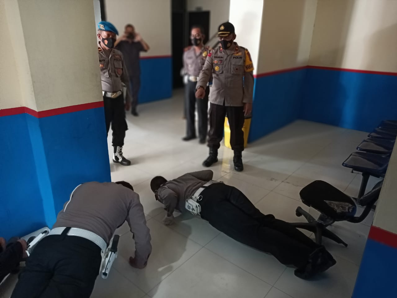 Sejumlah anggota Polresta Probolinggo dihukum push up karena melanggar protokol kesehatan. (Foto: Istimewa)