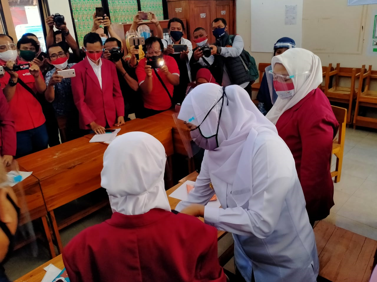 Uji coba pembelajaran tatap muka terbatas (peta muter) di SMKN 2 Probolinggo dikunjungi Gubernur Khofifah, Selasa, 18 Agustus 2020. (Foto: Ikhsan Mahmudi/Ngopibareng.id)