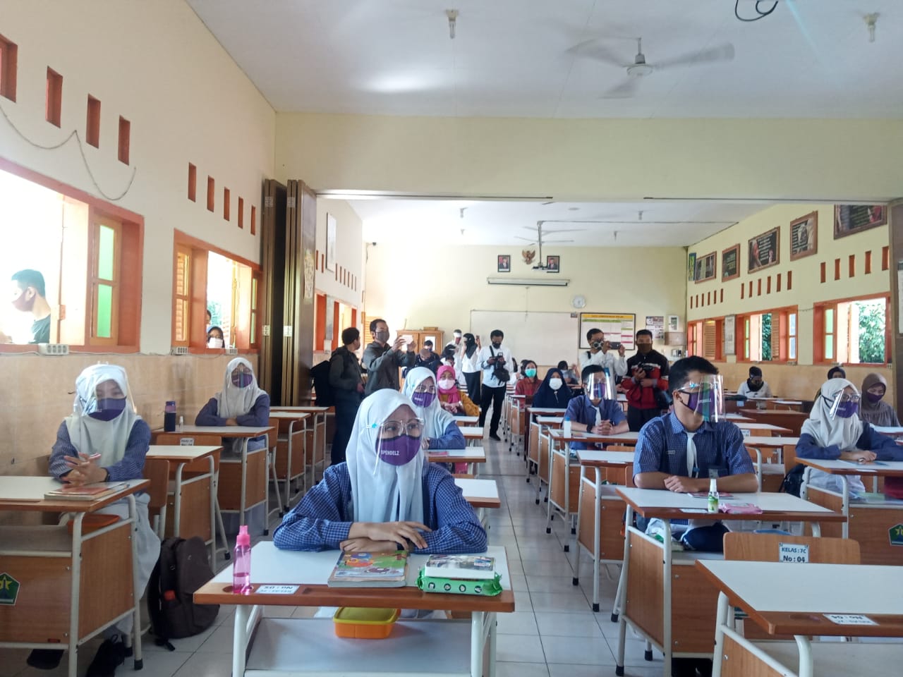Simulasi kegiatan belajar mengajar tatap muka di SMPN 8 Malang. (Foto: Lalu Theo/Ngopibareng.id)