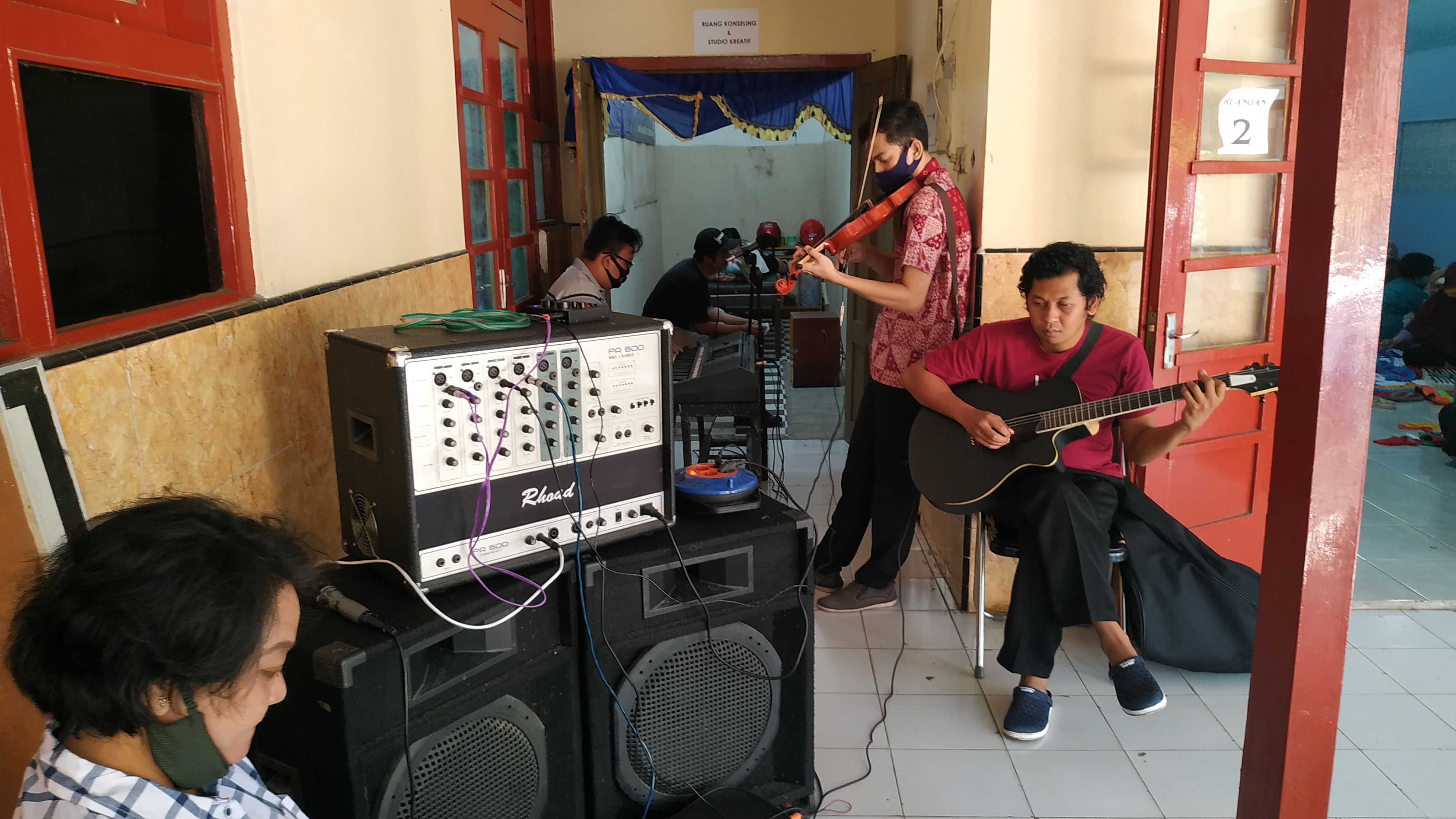 Penyandang disabilitas Kota Kediri berlatih musik. (Foto: Fendhy Plesmana/Ngopibareng.id)