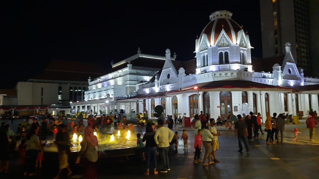 Kawasan plaza Balai Pemuda Surabaya malam hari setelah diresmikan oleh Tri Rismaharini. (foto: Alief Sambogo/ngopibareng.id)