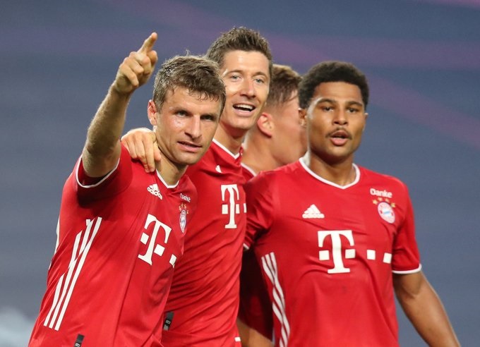 Trio penyerang Bayern Munchen merayakan kemenangan atas Lyon di semifinal Liga Champions 2019/2020. (Foto: Twitter/@FCBayern)