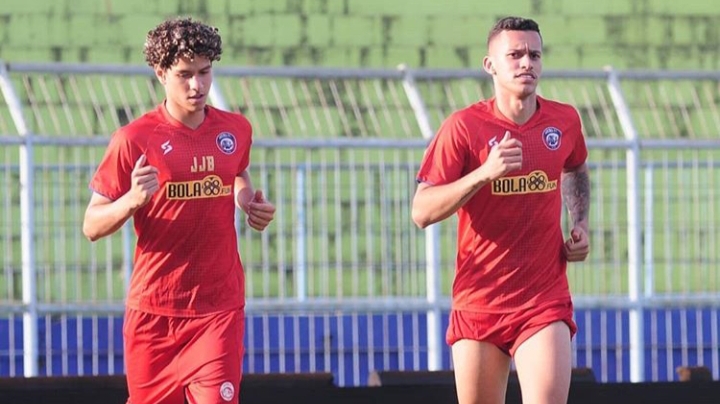 Dua pemain asing muda Arema FC, Pedro Henrique Bartoli Jardim dan Hugo Guilherme Correa Grillo saat menjalani sesi latihan bersama tim. (Foto: Instagram/@aremaofficial)