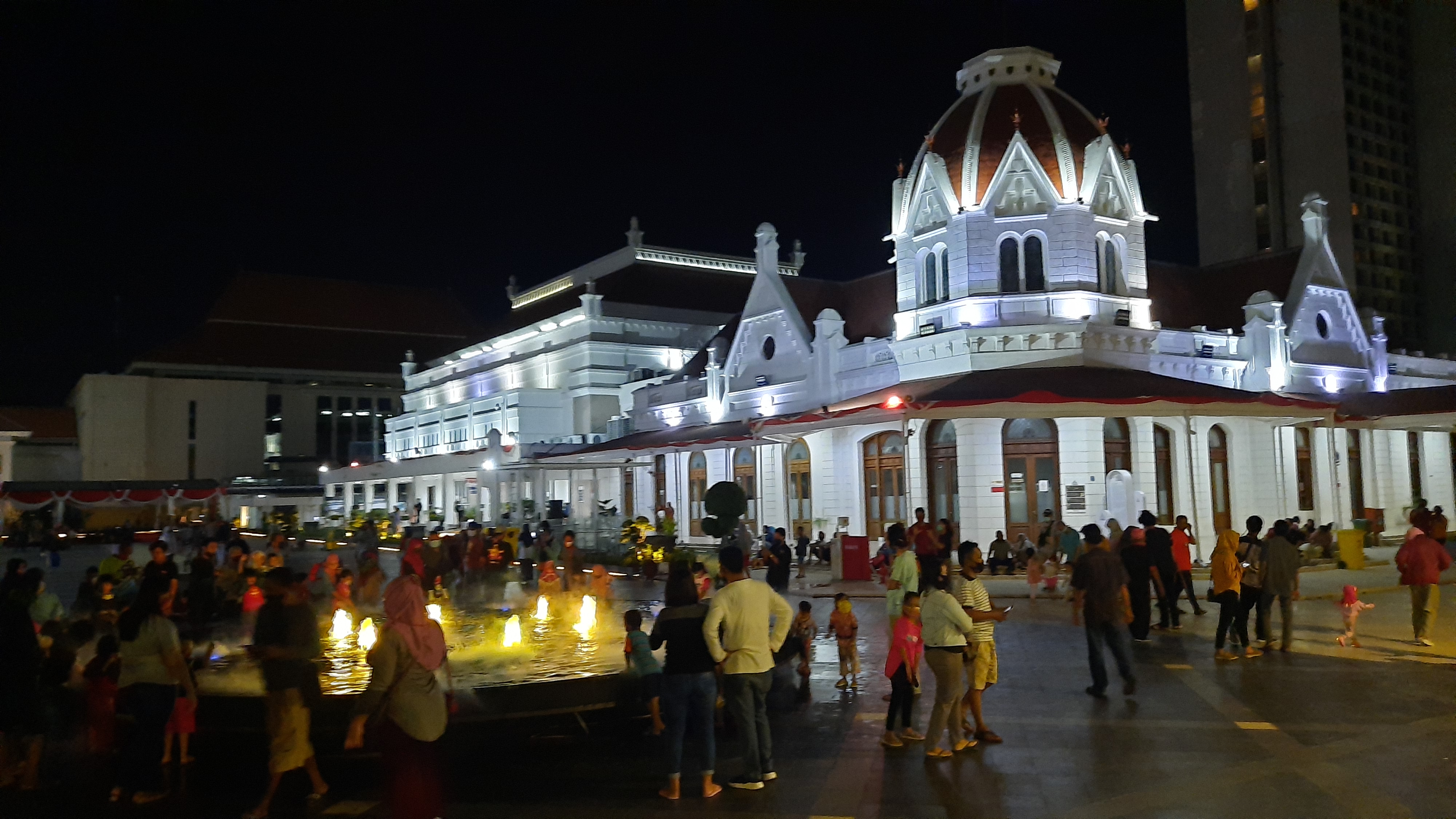 Suasana Plaza Balai Pemuda yang dipadati warga. (Foto: Alief Sambogo/Ngopibareng.id)