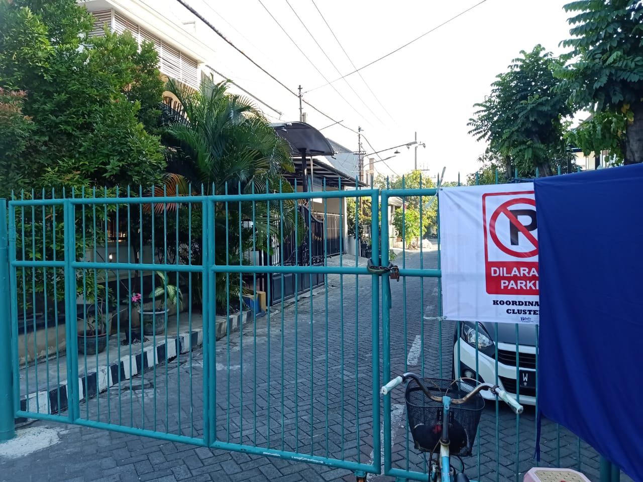 Pintu utama perumahan Kutisari Indah Utara Wilayah RW 06 Kelurahan Kutisari, Surabaya ditutup total. (Foto: Istimewa)