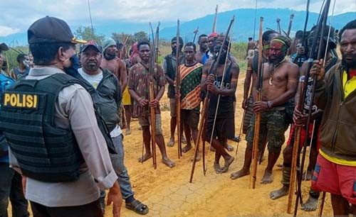 Kapolres Jayawijaya, AKBP Dominggus Rumaropen sedang berdialog dengan kelompok warga yang siap berperang di Kabupaten Jayawijaya, Papua. (Foto:Antara)