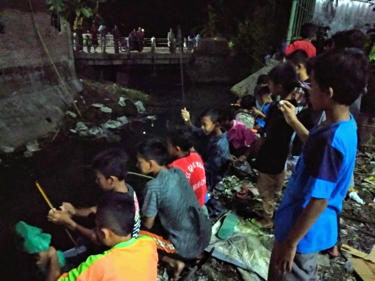 Peserta lomba mancing memadati sungai depan Masjid Ponpes Abdul Hadi di Desa Ngudirejo, Kecamatan Diwek, Kabupaten Jombang, Jawa Timur, pada Kamis, 20 Agustus 2020 pukul 19.30 WIB. (Foto: M.Rizqi/Ngopibareng.id)