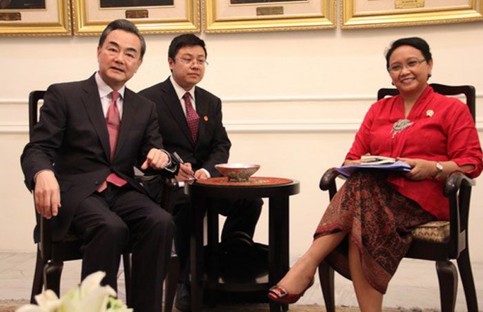Menlu Tiongkok Wang Yi bersama Menlu RI Retno Marsudi. (Foto: kemlu)