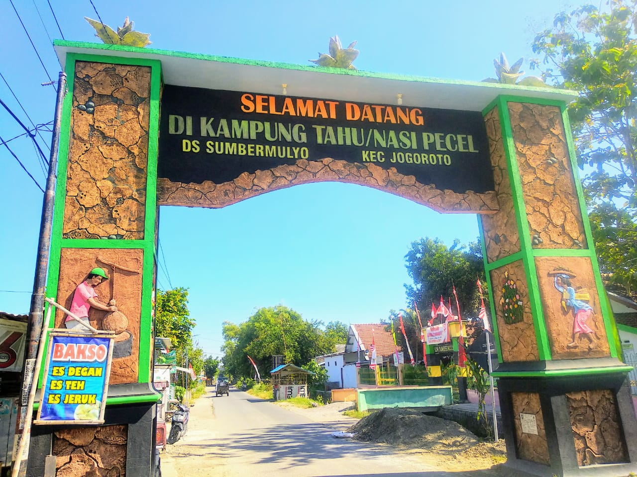 Gapura Kampung Pecel Desa Sumbermulyo, Kecamatan Jogoroto, Kabupaten Jombang, Jawa Timur (Foto: M.Rizqi/Ngopibareng.id)