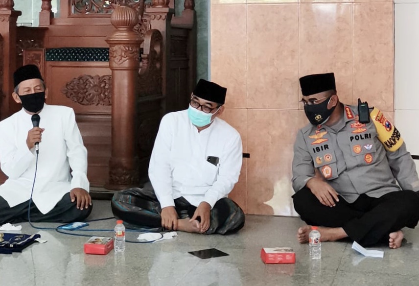 Ketua Yayasan Masjid At-Taqwa, Arif Afandi, dan Kombes Pol Jhony Edison Isir. (Foto dok DMI Surabaya)