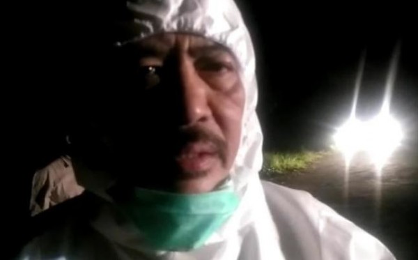 Pelaksana tugas (Plt) Bupati Nur Achmad Syaifuddin terjun langsung dalam pemakaman pasien positif corona pertama di Sidoarjo, jawa Timur, pada 26 Maret 2020. Ia bersama seorang dokter dan tiga penggali kubur melengkapi diri dengan Alat Pelindung Diri (APD) baju hazat dan masker. (Foto: Istimewa)