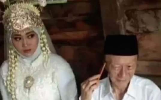 Kakek nikahi gadis usia 19 tahun di Kalimantan Tengah (Foto: Dok @fakta.indo_)