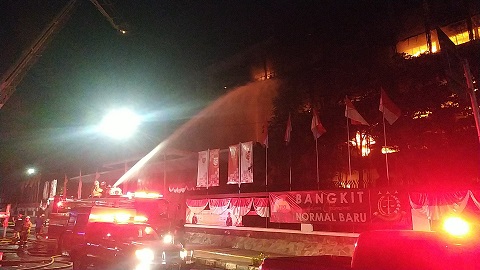 Upaya pemadaman kobaran api yang melahap Gedung Kejaksaan Agung RI, Sabtu 22 Agustus 2020. (Foto: Twitter@humasjakfire)