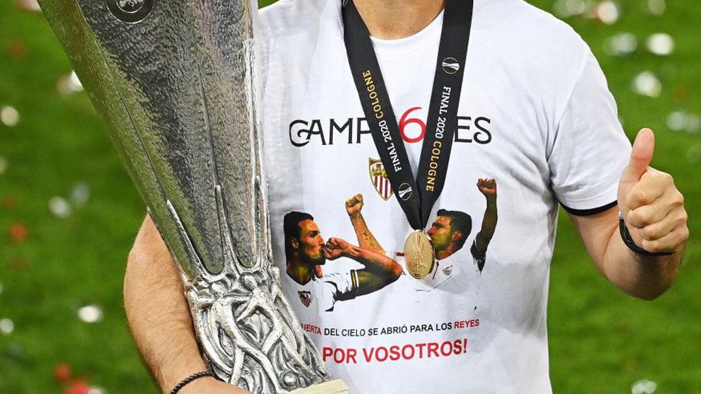 Jersey khusus yang digunakan pemain Sevilla untuk mendiang Reyes dan Puerta. (foto: Twitter/@SevillaFC)