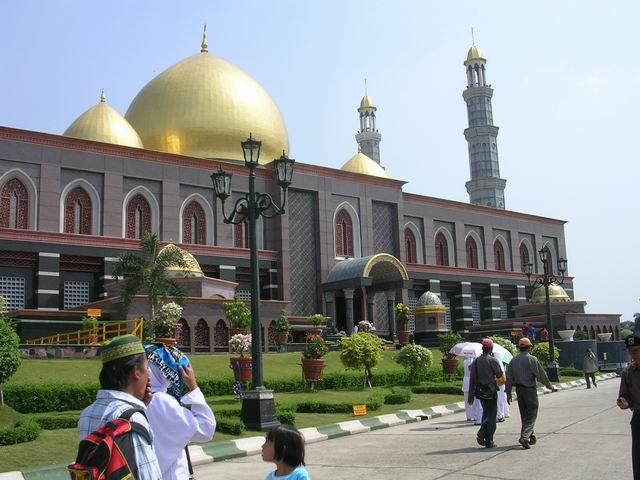 Masjid Kubah Emas, di Depok, Jawa Barat. (Foto: Istimewa)