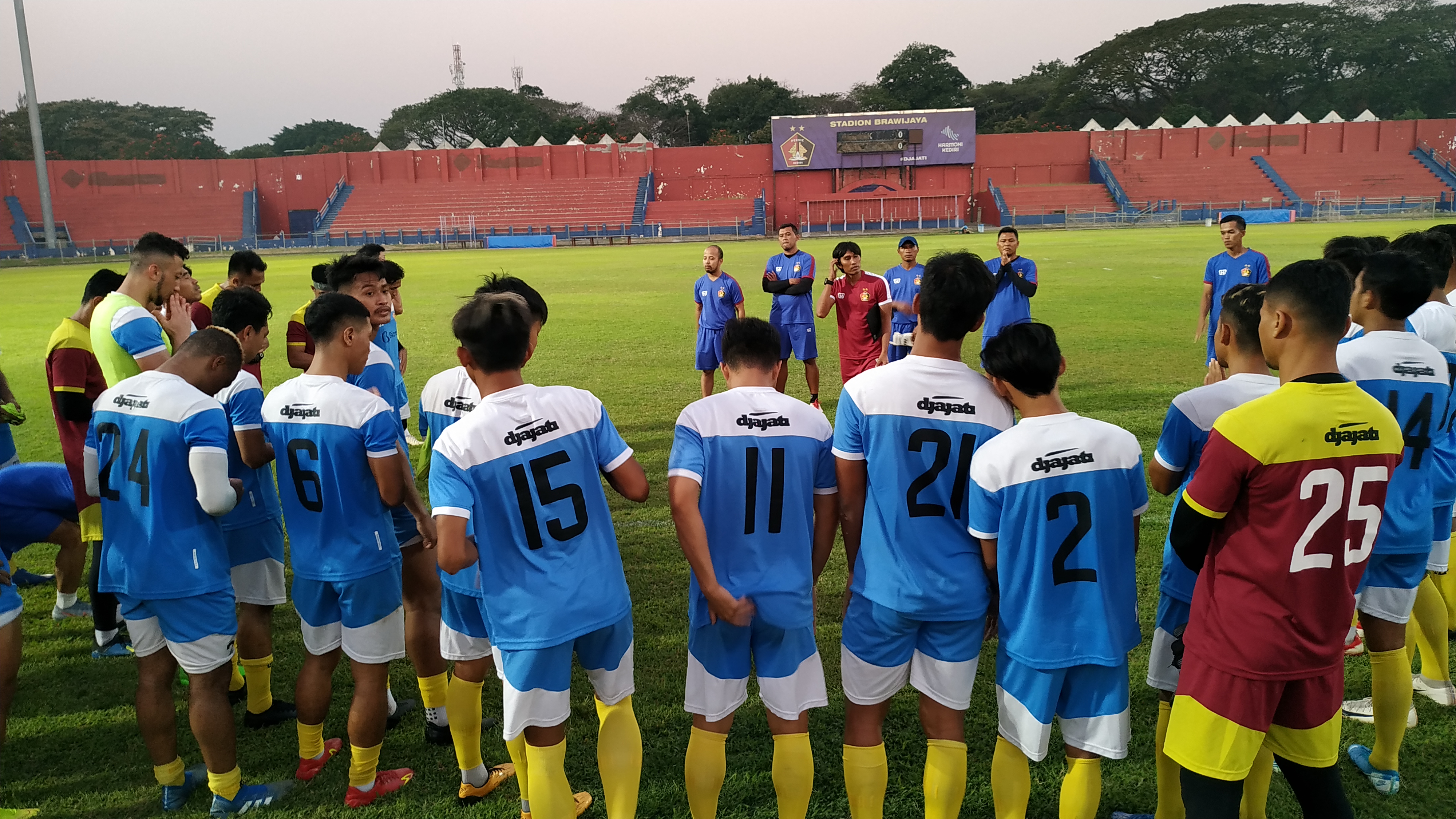 Pelatih Persik Kediri Budi Sudarsono memberikan arahan kepada pemain. (Foto: Fendhy Plesmana/Ngopibareng.id)