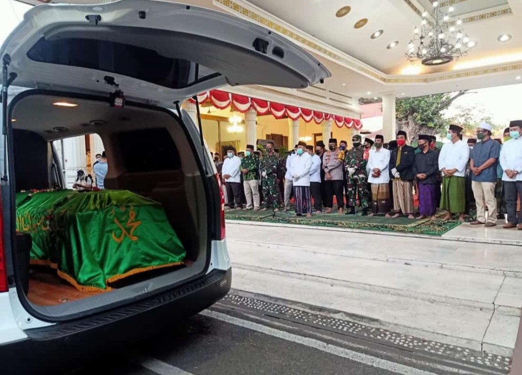 Proses penyemayaman jenazah Cak Nur di Pendopo Sidoarjo, Sabtu 22 Agustus 2020.