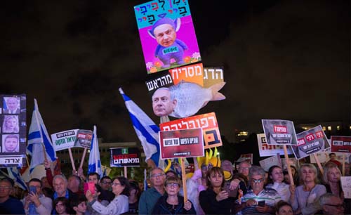 Ribuan warga Israel menggelar aksi menuntut mundurnya PM Netanyahu yang dianggap korupsi dan lambat menangani pandemo covid. (Foto:Anadolu)