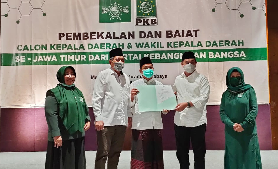 Yusuf Widyatmoko (dua dari kanan) menerima Surat Rekomendasi dari PKB di sebuah hotel di Surabaya (foto:istimewa)