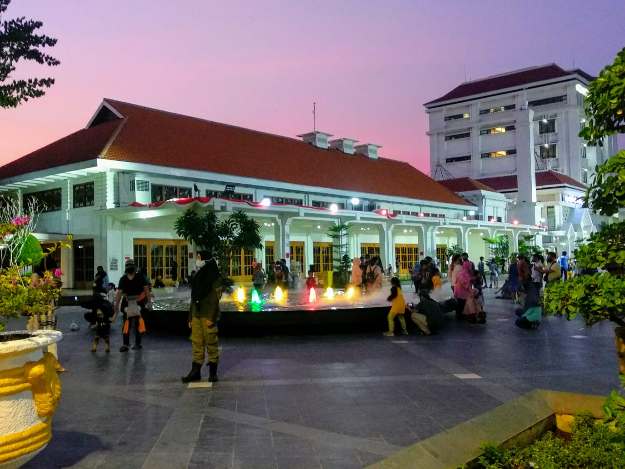 Suasana senja di Alun-alun Balai Pemuda Surabaya pada Minggu, 23 Agustus 2020 pukul 18.00 WIB (Foto: M.Rizqi/Ngopibareng.id)