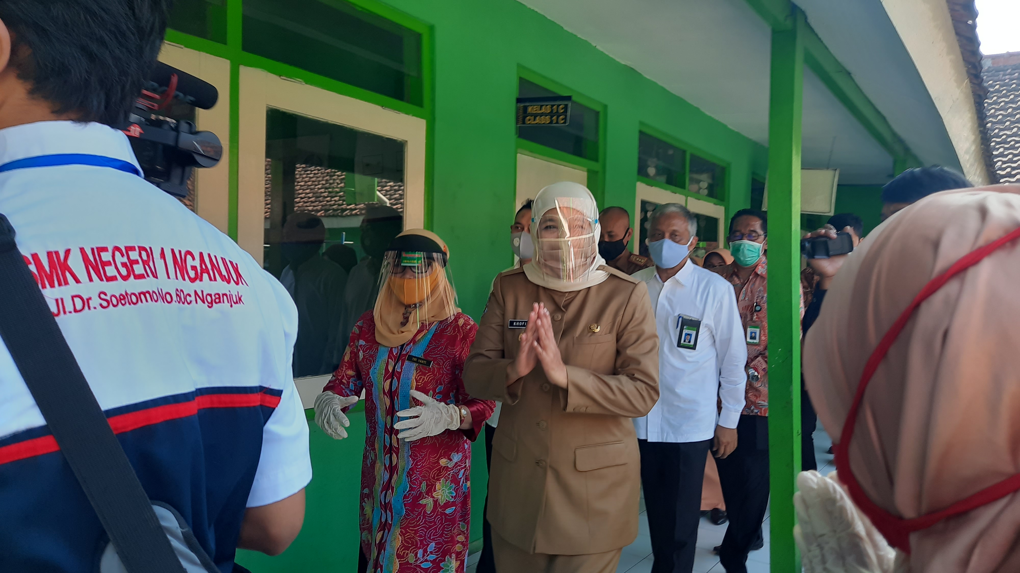 Gubernur Jawa Timur Khofifah Indar Parawansa saat sidak uji coba sekolah tatap muka di Nganjuk, Jawa Timur. (Foto: Alief Sambogo/Ngopibareng.id)