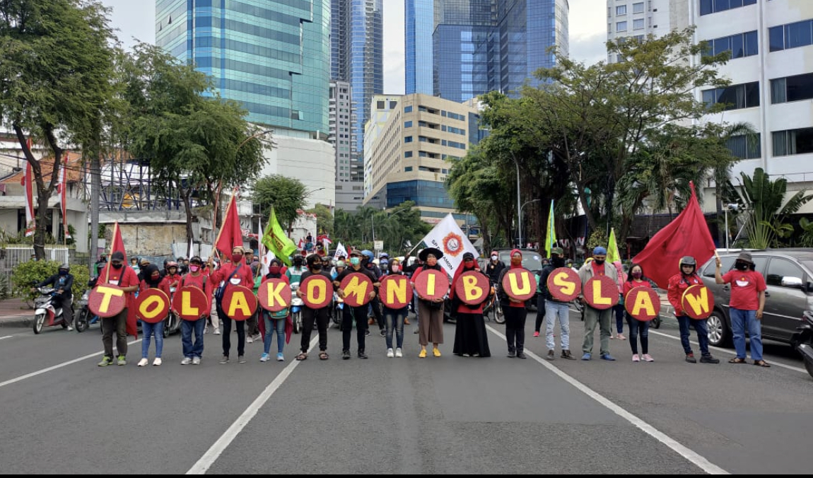Demo tolak Omnibus Law, yang berlangsung di depan Gedung Negara Grahadi pada Jumat, 14 Agustus 2020. (Foto: Andhi Dwi/Ngopibareng.id)