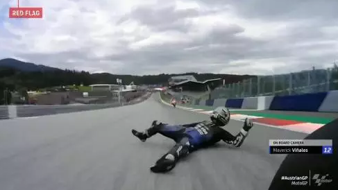 Pebalap Tim Monster Energy Yamaha, Maverick Vinales terguling-guling usai menjatuhkan diri dengan sengaja dari motornya, saat MotoGP Styria di Sirkuit Red Bull Ring pada Minggu 23 Agustus 2020. (Foto: Twitter @motoGP)