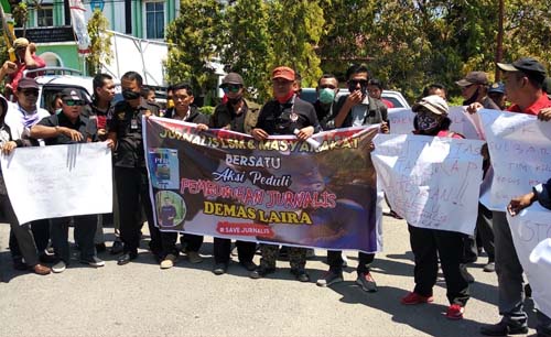 Para wartawan hari Senin siang gelar aksi di Mapolda Sulawesi Barat minta polisi uusut tuntas pembunuhan wartawan Demas Laira, wartawan Sulawesion.com. (Foto:istimewa) 