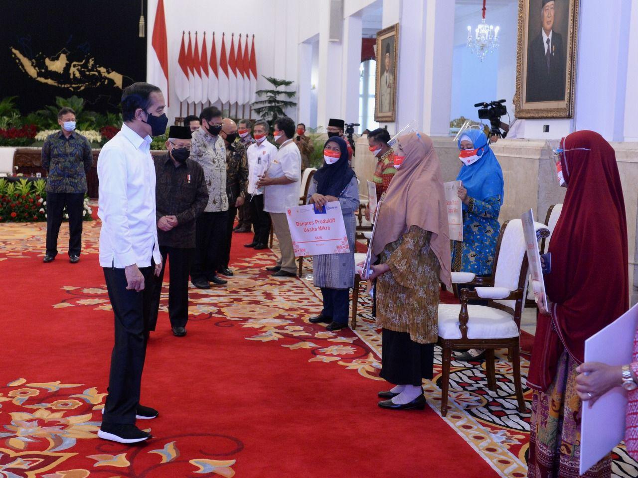 Presiden Joko Widodo saat membagikan Banpres Produktif Usaha Mikro (BPUM) di Istana Negara Jakarta, pada Senin, 24 Agustus 2020. (Foto:Setpres)