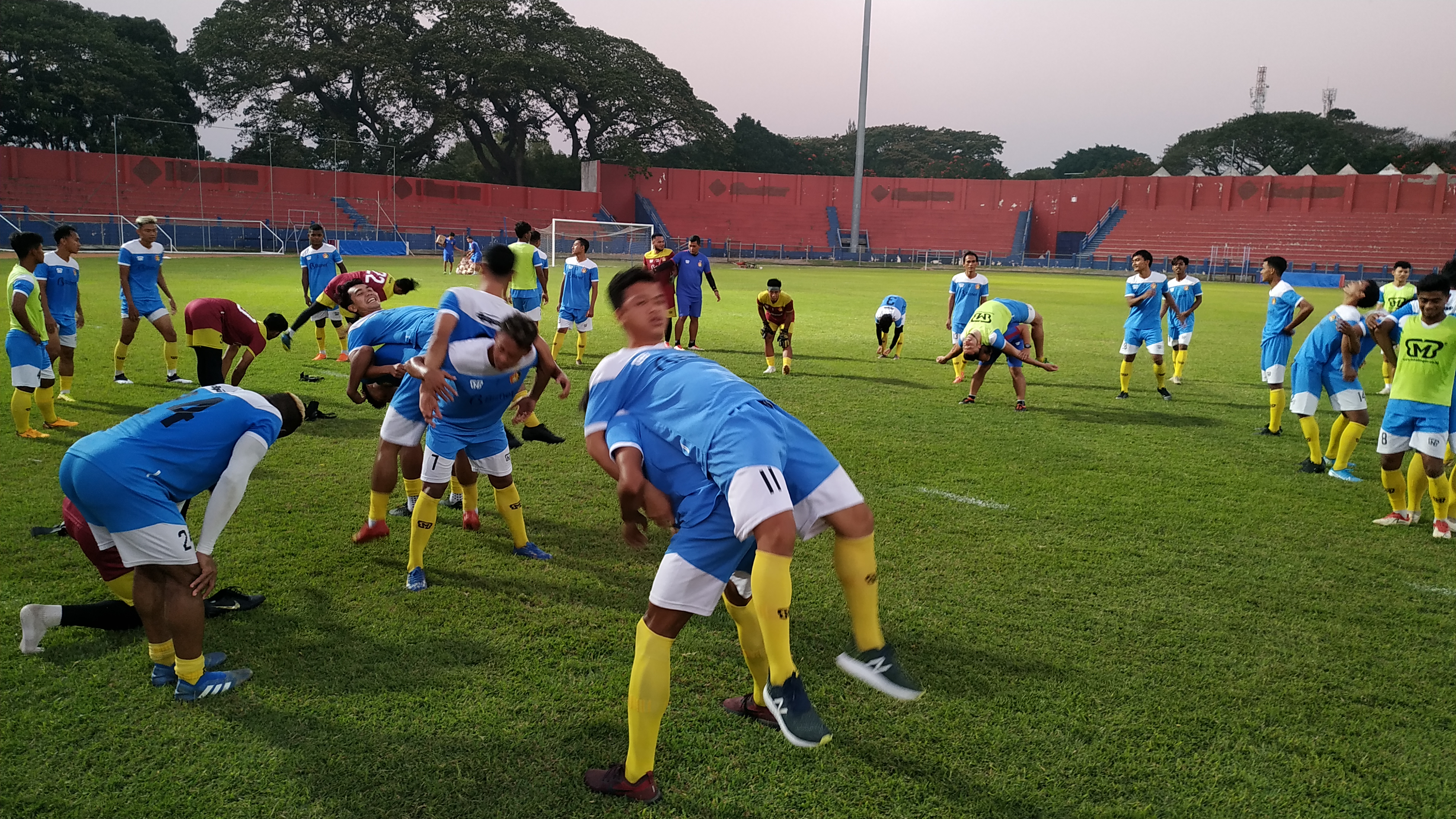 Pemain Persik Kediri menggelar latihan di Stadion Brawijaya Kediri minus 3 pemain asing. (Foto: Fendi/Ngopibareng id)