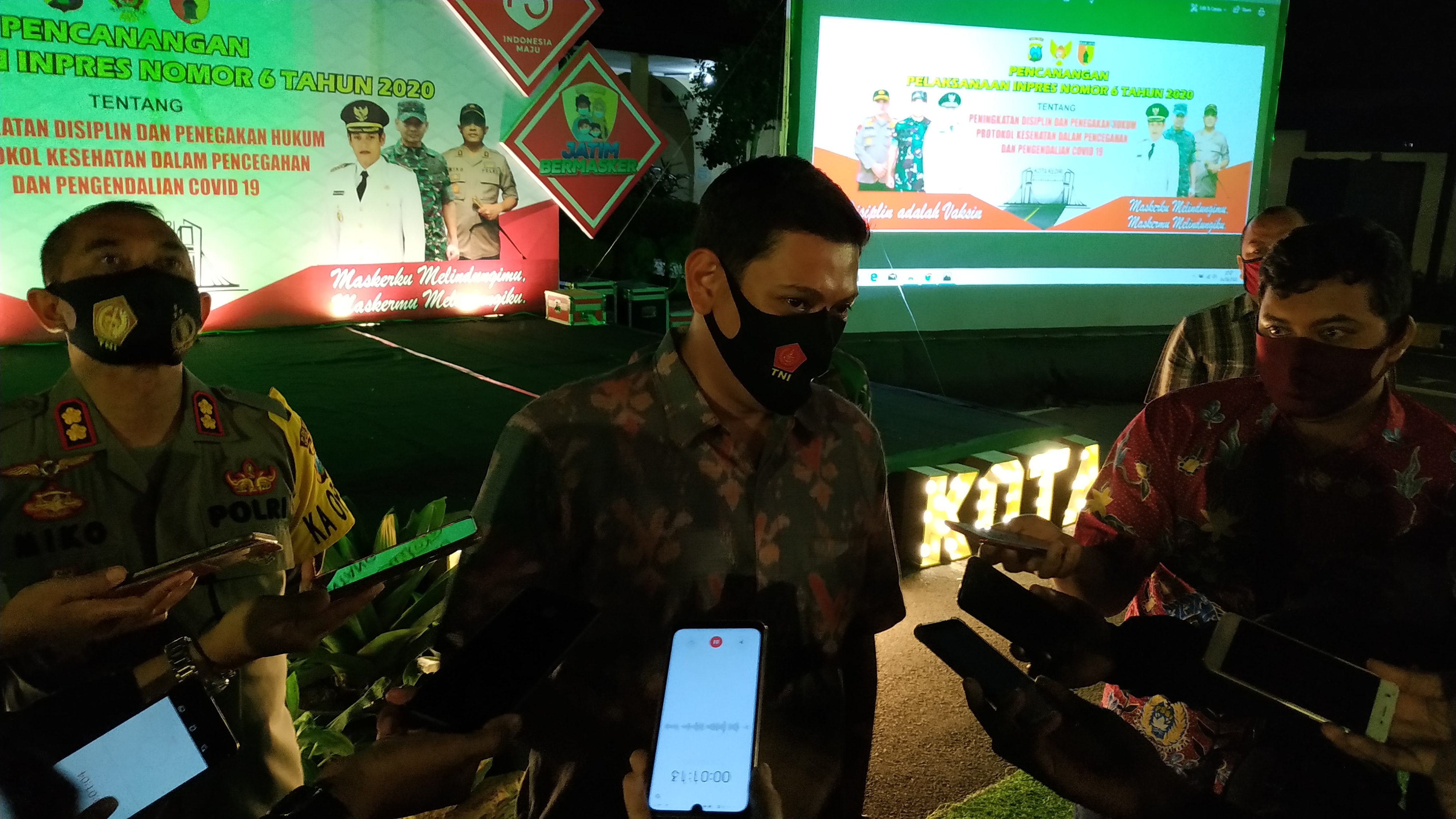 Walikota Kediri Abdullah Abu Bakar didampingi Kapolresta, AKBP Miko Indrayana dalam sosialisasi Perwali No 32 Tahun 2020 tentang SOP menggelar keramaian di masa pandemi covid19. (Foto: Fendi/Ngopibareng.id)