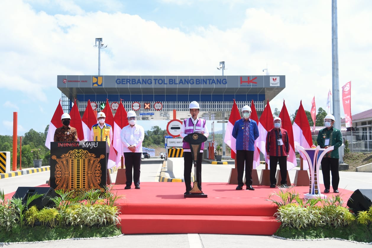 Presiden Joko Widodo menekan tombol sirine menandai diresmikannya ruas tol pertama di Aceh. (Foto: Setpres)