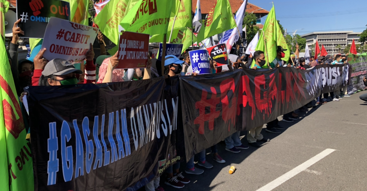 Ratusan buruh datangi Gedung DPRD Jatim, pada Selasa, 25 Agustus 2020 (Andhi Dwi/ Ngopibareng.id) 