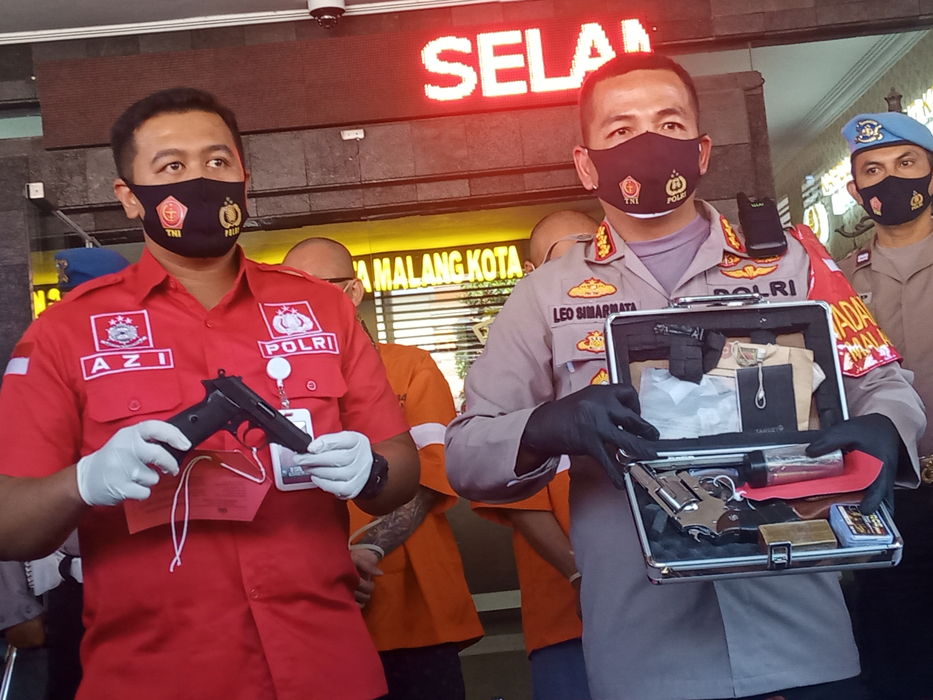 Polresta Malang Kota saat menunjukkan barang bukti berupa senjata api (Foto: Lalu Theo/ngopibareng.id)