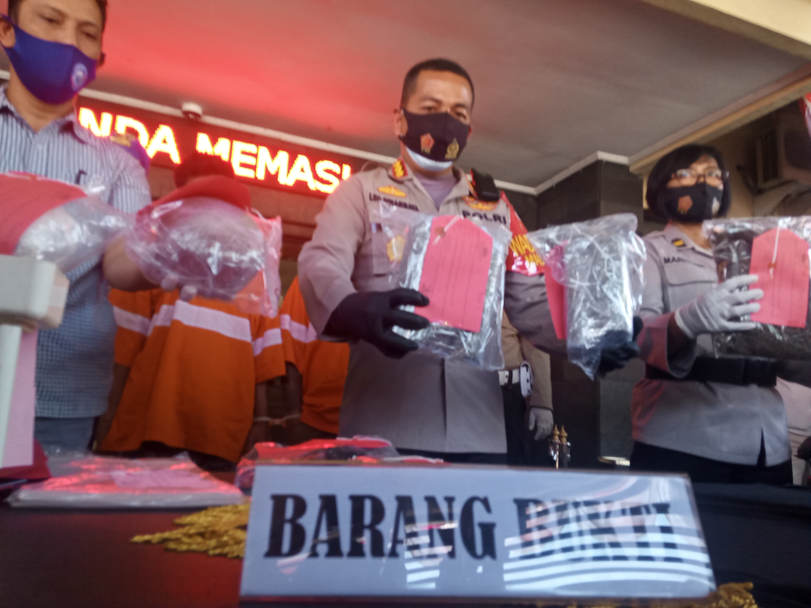 Kapolresta Malang Kota, Kombes Pol Leonardus Simarmata saat menunjukkan barang bukti berupa paketan ganja (Foto: Lalu Theo/ngopibareng.id)