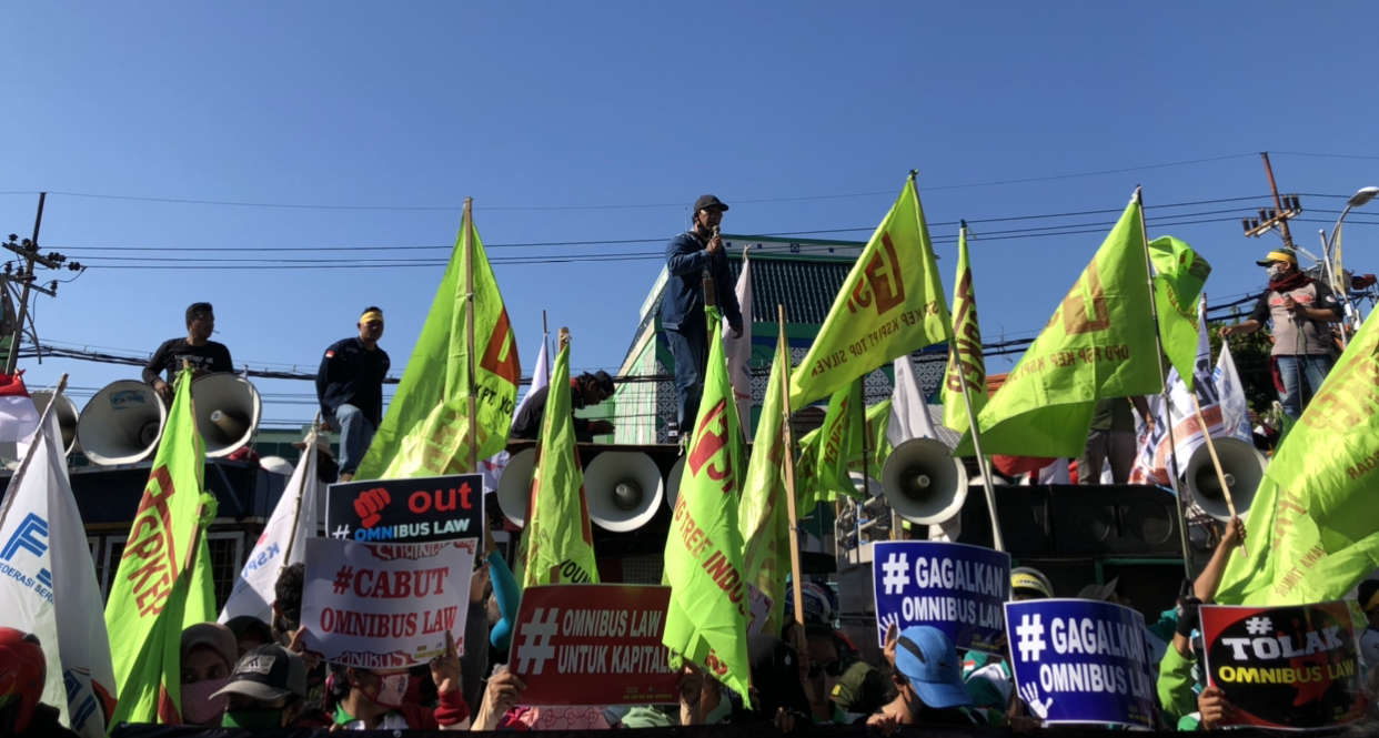 Ratusan massa buruh saat gelar aksi unjuk rasa di depan Kantor DPRD Jatim (Andhi Dei/Ngopibareng.id)