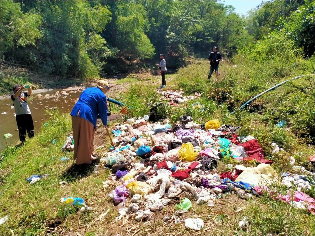 Pembuangan limbah medis di antara tumpukan sampah di sungai di Kedungrejo, Kabupaten Probolinggo. (foto: Ikhsan Mahmudi/ngopibareng.id)